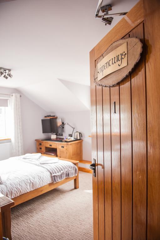 The Little Crown Inn Pontypool Eksteriør bilde